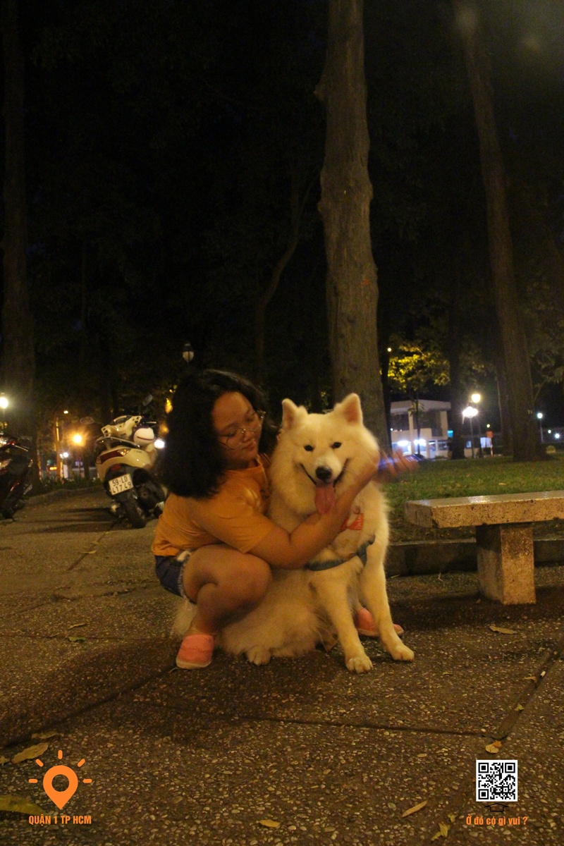 Cô bé bên chú cún của mình tại Cute Place